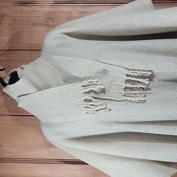 New Peruvian Wool Poncho/Cape w/ Built In Scarves - Picture 5 of 12